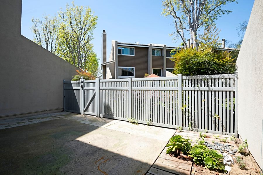 HuntingtonBeach-18769-patio