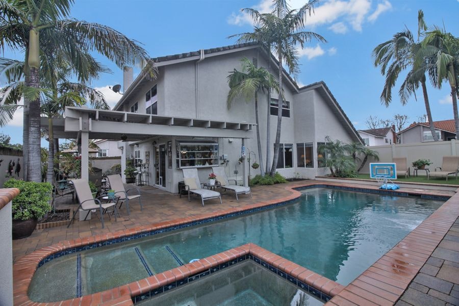 LakeForest-24461-pool