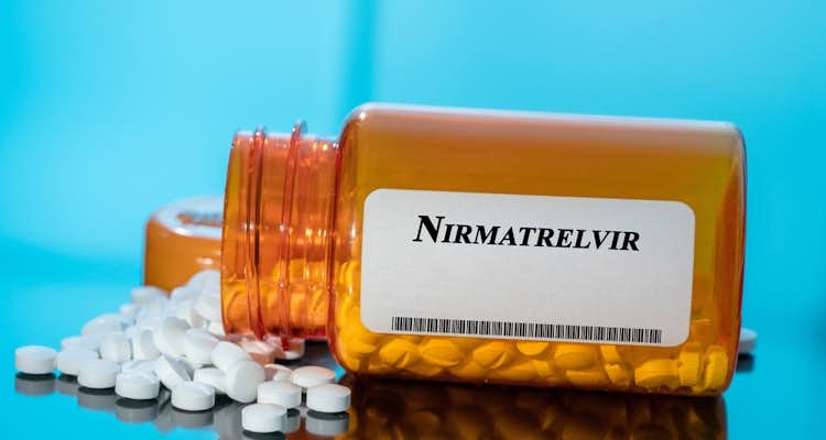 COVID-19: SUS disponibiliza tratamento oral com nirmatrelvir/ritonavir   
