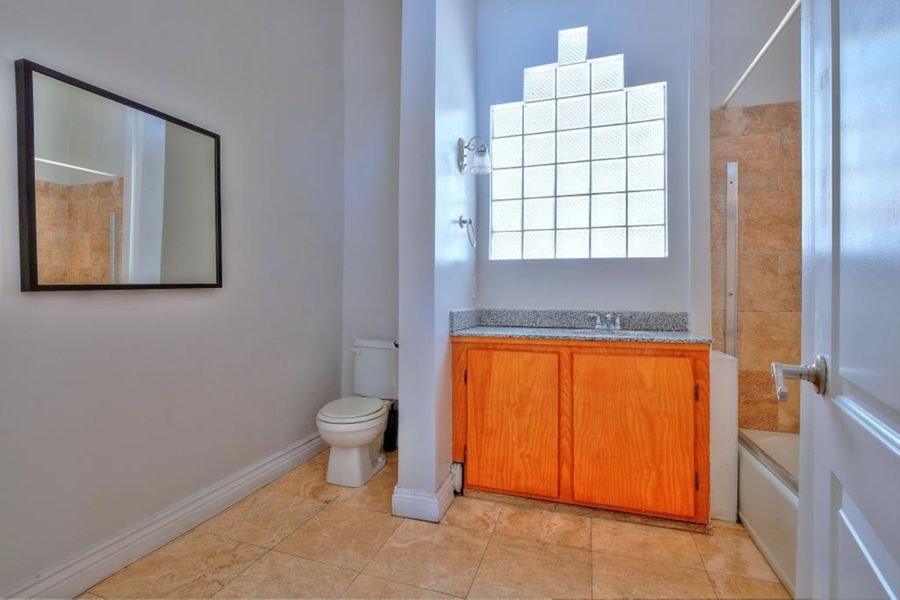 la-bathroom