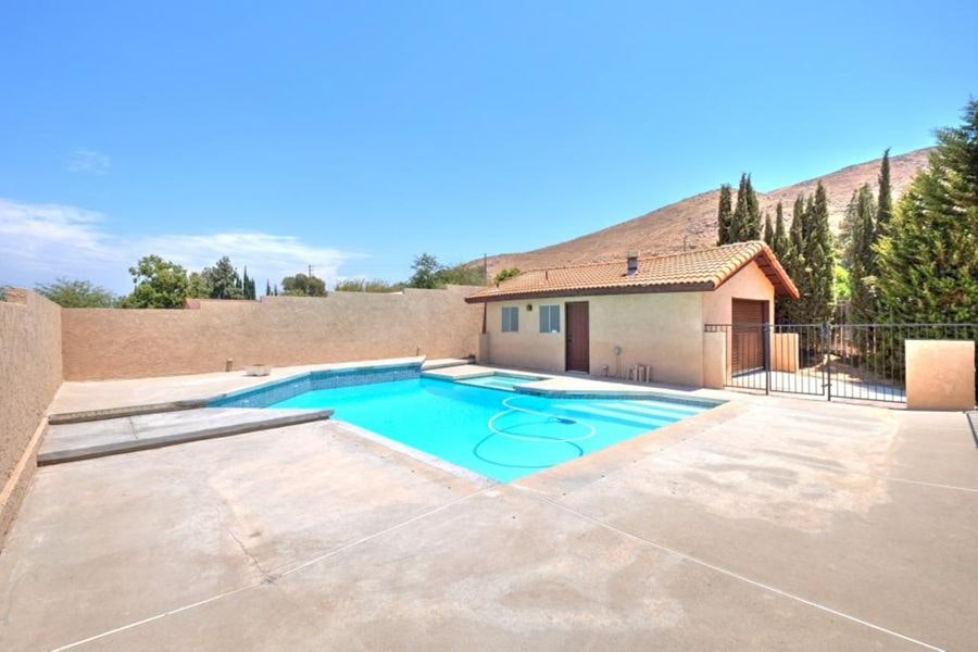 Norco_-_pool